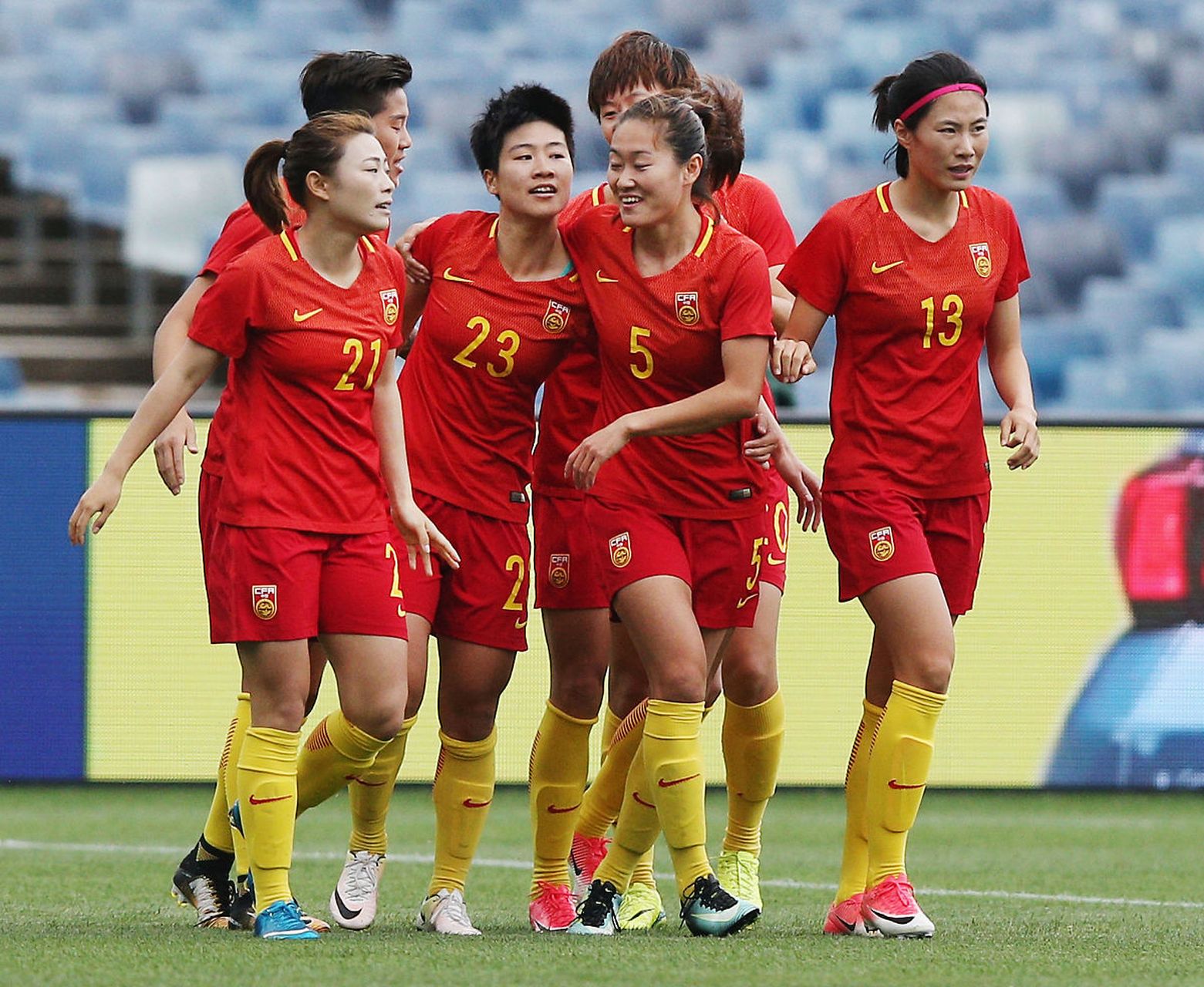 包含国际女子足球比赛中，中国队实现完美胜利的词条