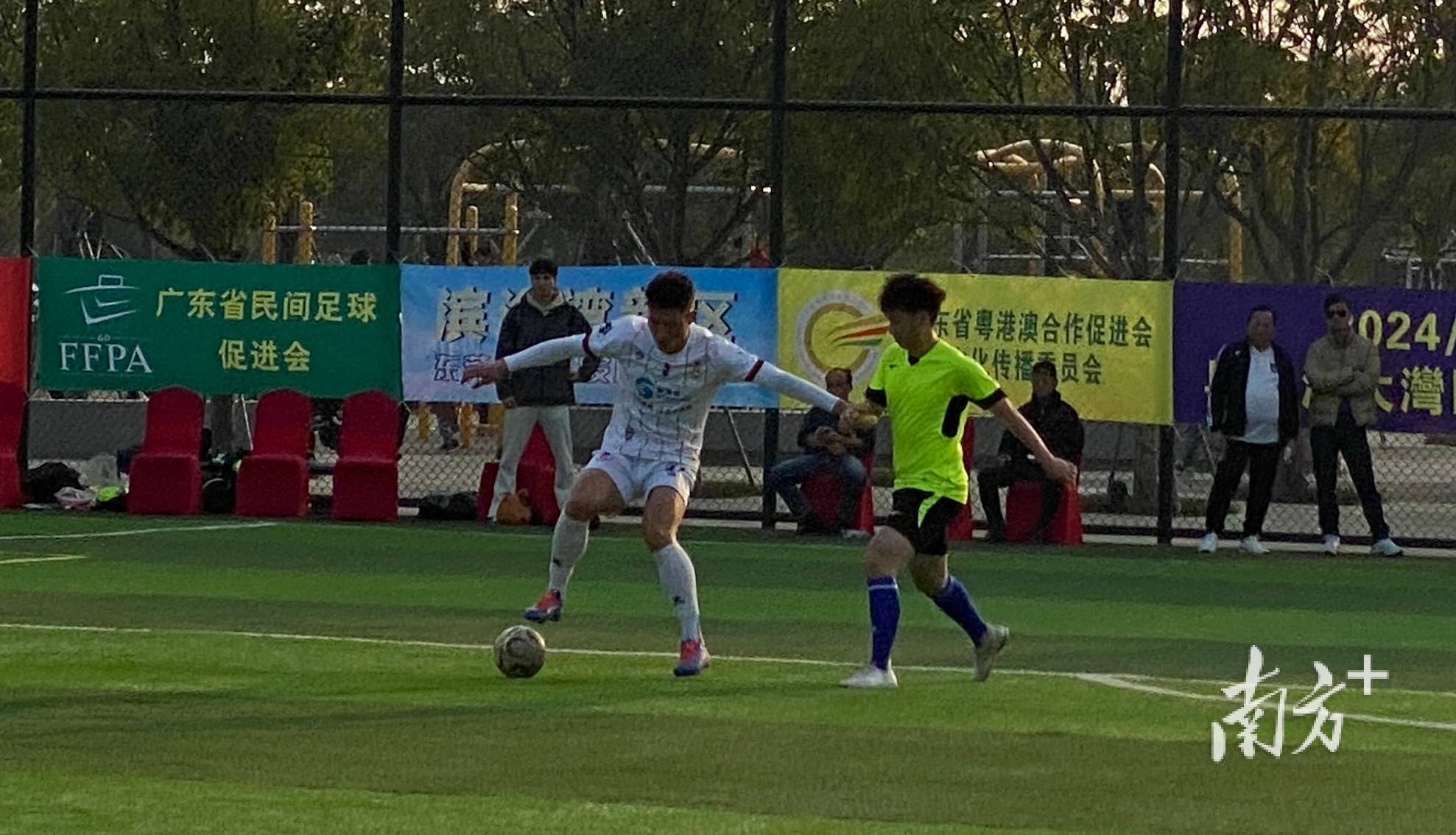 国内足球盛事赛场热血澎湃飞扬的简单介绍