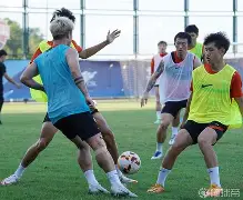 包含深圳球队备战对阵四川，齐心协力冲刺胜利的词条
