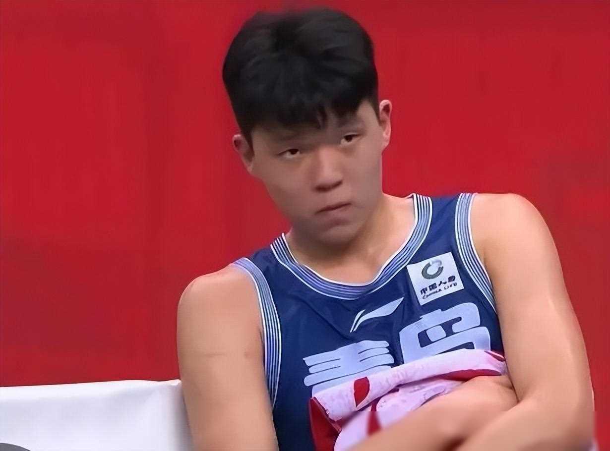 od体育官网-杨瀚森NBA新定妆照发布：身披开拓者16号红袍，张开双臂迎接新赛季的简单介绍