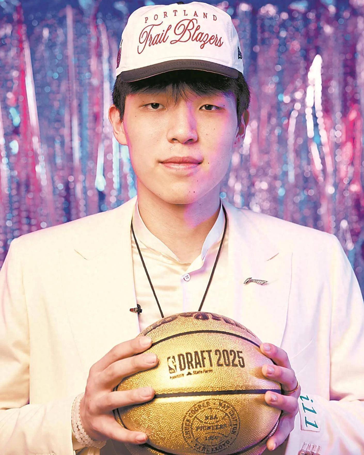 杨瀚森NBA新定妆照发布：身披开拓者16号红袍，张开双臂迎接新赛季的简单介绍