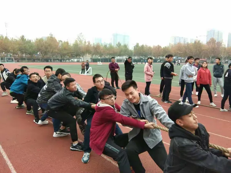 双方展现出强大实力，在场上角逐到底的简单介绍